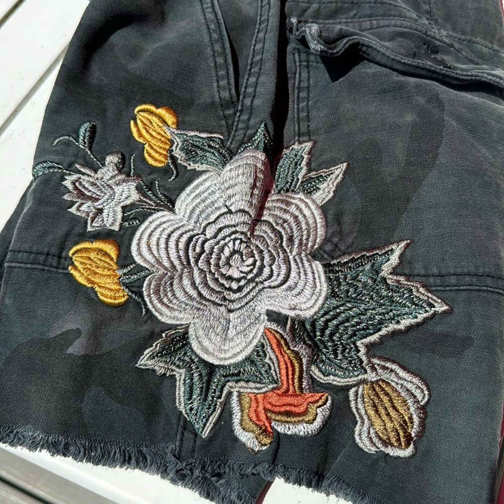 Free People cargo shorts like new. Super beautiful embroidery on leg and pocket